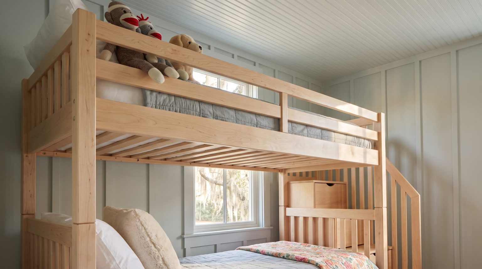 The upper bunk rail: Two flat rails with short spacers along the top bunk.