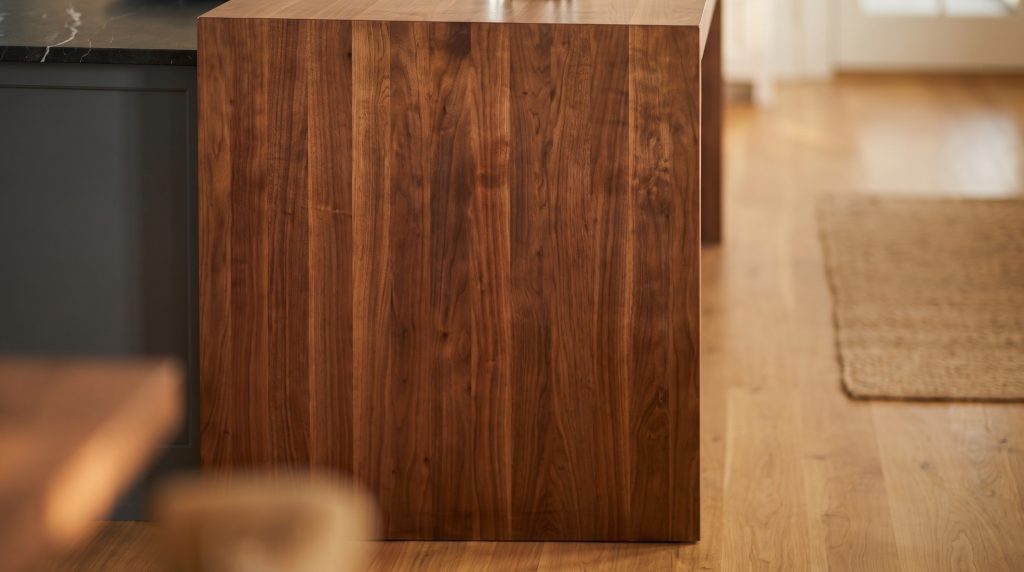 Walnut staves: Long straight walnut staves on the end face.
