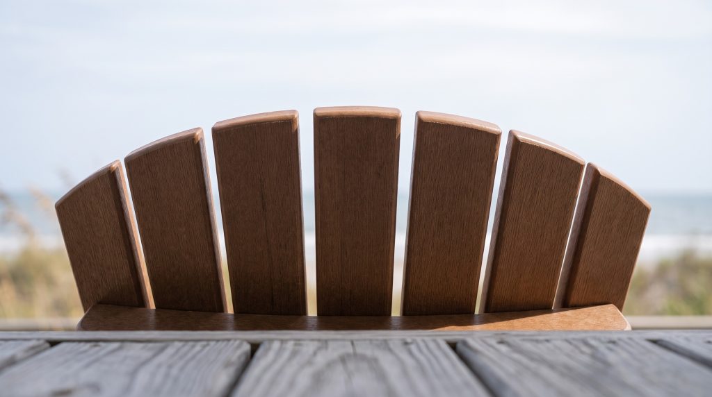 Fanned slats: The curved tops of the seven back slats.