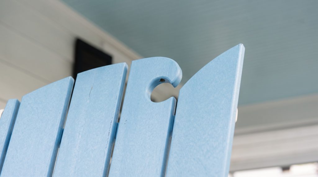 Keyhole cut-out: The round cut-out at the top of a fan back.